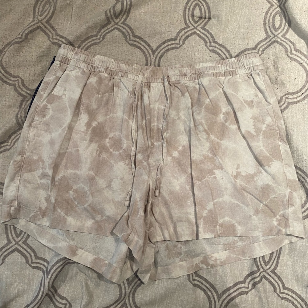 Tan and white 2x linen shorts